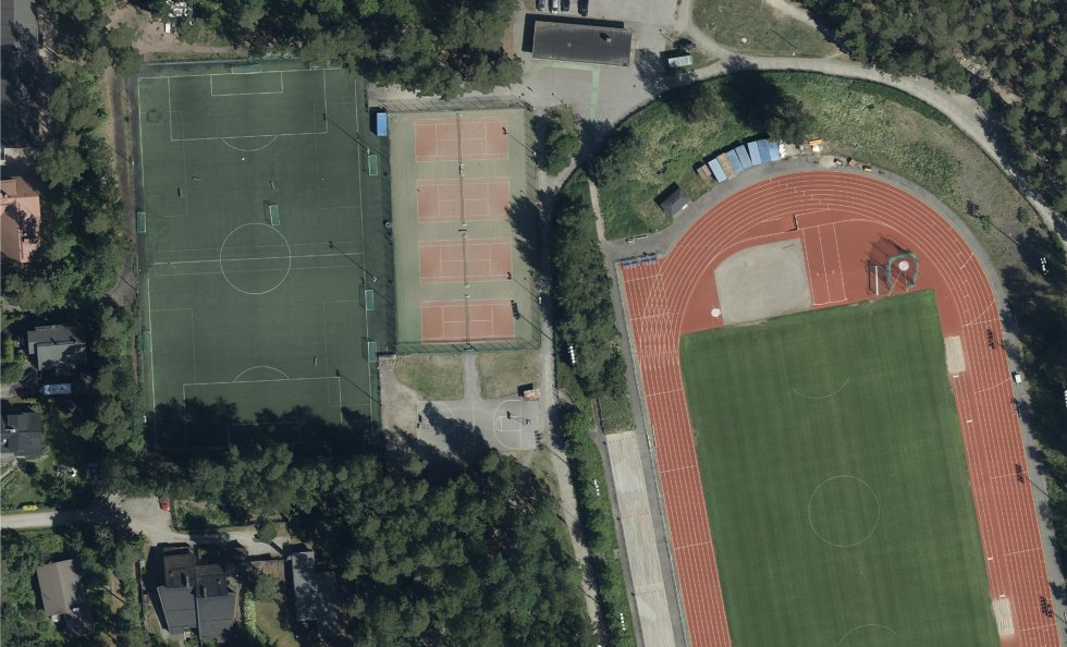 Heteniitynkentän ilmakuva. Uusi tekojäärata tulee kuvassa vasemmalla olevien jalkapallokentän ja tenniskenttien alueelle. Yleisurheilukentällä ei tehdä kunnostustöitä. Helsingin karttapalvelu