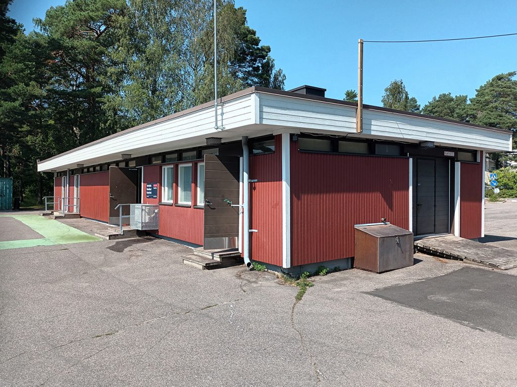 Heteniityntien urheilukenttien huoltorakennus, jossa sijaitsevat myös pukukopit.