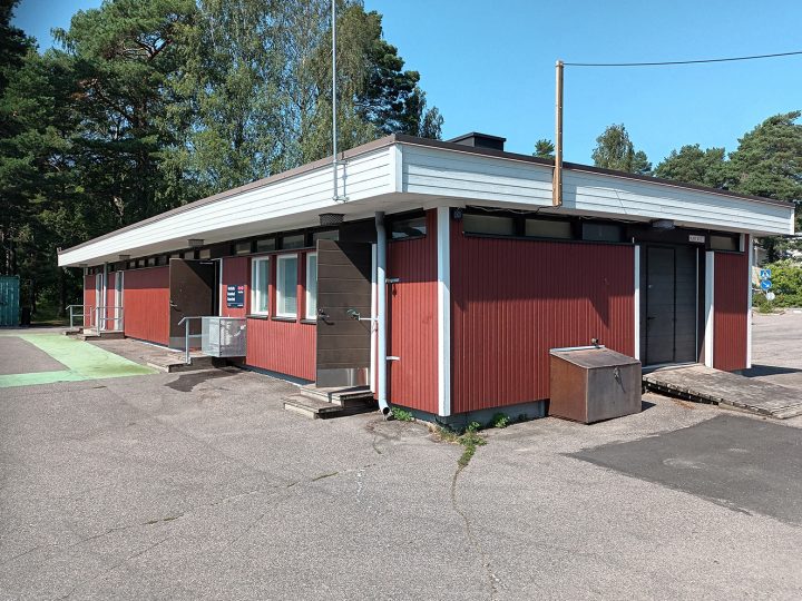 Heteniityntien urheilukenttien huoltorakennus, jossa sijaitsevat myös pukukopit.