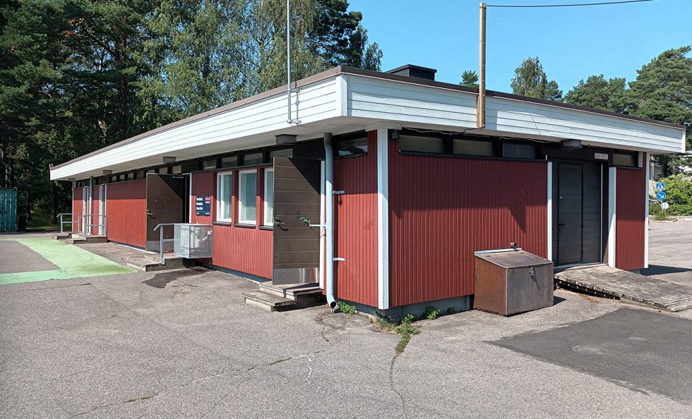 Heteniityntien urheilukenttien huoltorakennus, jossa sijaitsevat myös pukukopit.