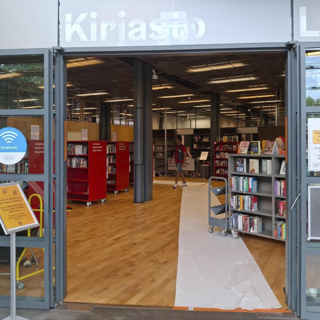 Varaukset ja valikoitu aikuisten kokoelma löytyvät heti Vuosaaren kirjaston sisäänkäynnin luota. Väliseinän takana valmistellaan esimerkiksi uutta tapahtuma-aluetta, uusittuja kokoustiloja, nuorten aluetta sekä verstastilaa.