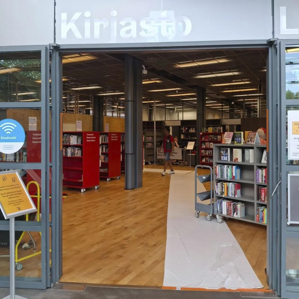 Varaukset ja valikoitu aikuisten kokoelma löytyvät heti Vuosaaren kirjaston sisäänkäynnin luota. Väliseinän takana valmistellaan esimerkiksi uutta tapahtuma-aluetta, uusittuja kokoustiloja, nuorten aluetta sekä verstastilaa.
