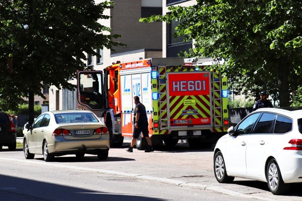 Leikosaarentie 34:ssa oli parvekepalo. Kuva: Pelastuslaitos