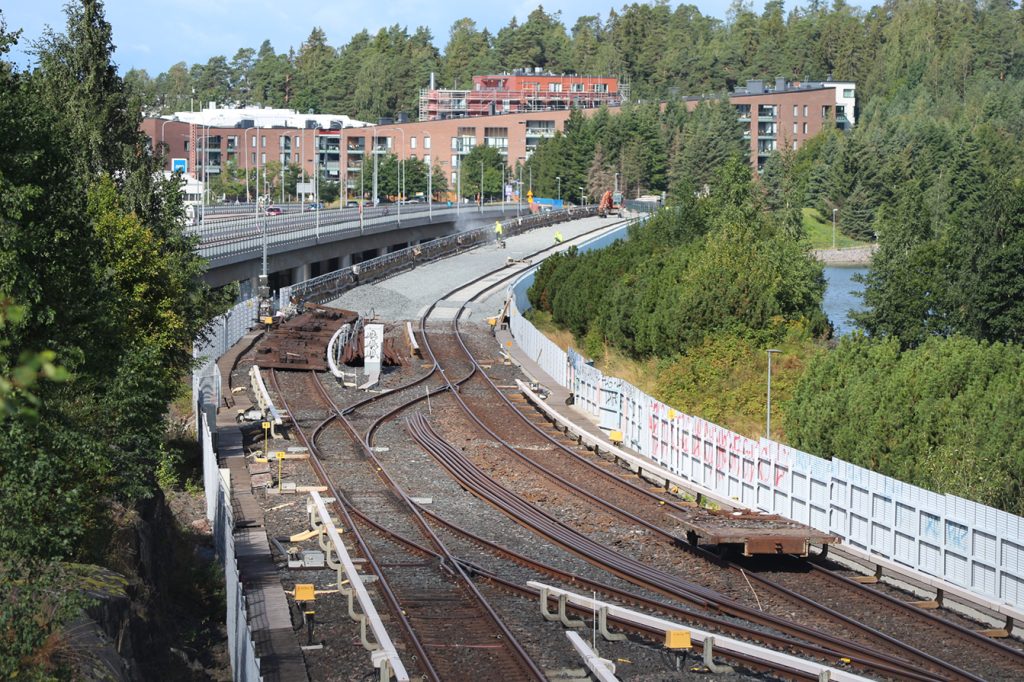 Sillan vesieritystyöt ja suojabetonivalut ovat valmistumassa.