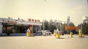 Vuonna 1966 perustettu Shellin huoltoasema sijaitsi Kallvikintien ja Rastilantien risteyksen kohdilla. Takana oikealla näkyy Merikorttikuja 4:n paikalla ollut Vuosaaren vesitorni, joka purettiin vuonna 2005.