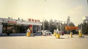 Vuonna 1966 perustettu Shellin huoltoasema sijaitsi Kallvikintien ja Rastilantien risteyksen kohdilla. Takana oikealla näkyy Merikorttikuja 4:n paikalla ollut Vuosaaren vesitorni, joka purettiin vuonna 2005.
