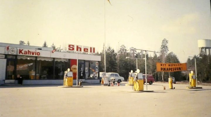Vuonna 1966 perustettu Shellin huoltoasema sijaitsi Kallvikintien ja Rastilantien risteyksen kohdilla. Takana oikealla näkyy Merikorttikuja 4:n paikalla ollut Vuosaaren vesitorni, joka purettiin vuonna 2005.