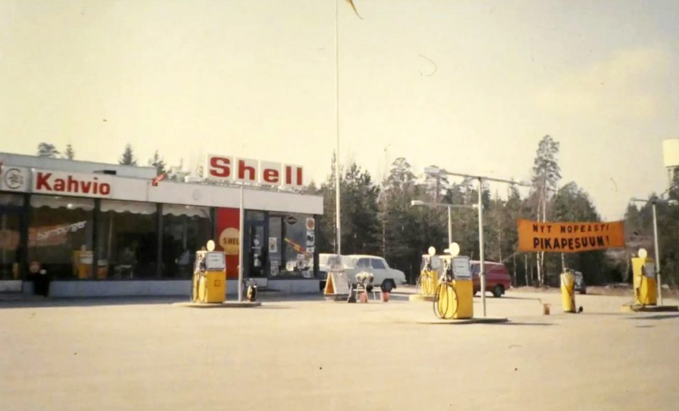 Vuonna 1966 perustettu Shellin huoltoasema sijaitsi Kallvikintien ja Rastilantien risteyksen kohdilla. Takana oikealla näkyy Merikorttikuja 4:n paikalla ollut Vuosaaren vesitorni, joka purettiin vuonna 2005.