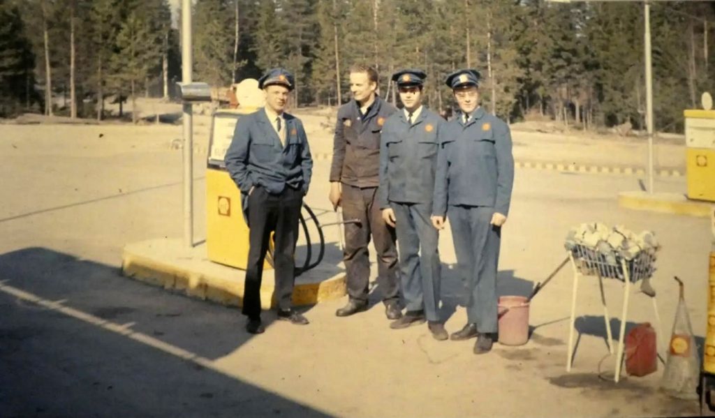 Kuvassa Erkki Paarmas henkilökuntineen uuden huoltamon pihalla 1966. Erkki toimi yrittäjänä Vuosaaressa vuosina 1966–92 ja hänen poikansa Timo 1992–94.                                                                           Vanhat kuvat: Jussi Paarmaksen kotialbumi