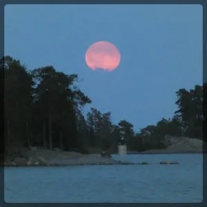Lumoava kuu nousi Aurinkolahdesta zoomattuna vähän vaille 22. Katri Lehtonen.