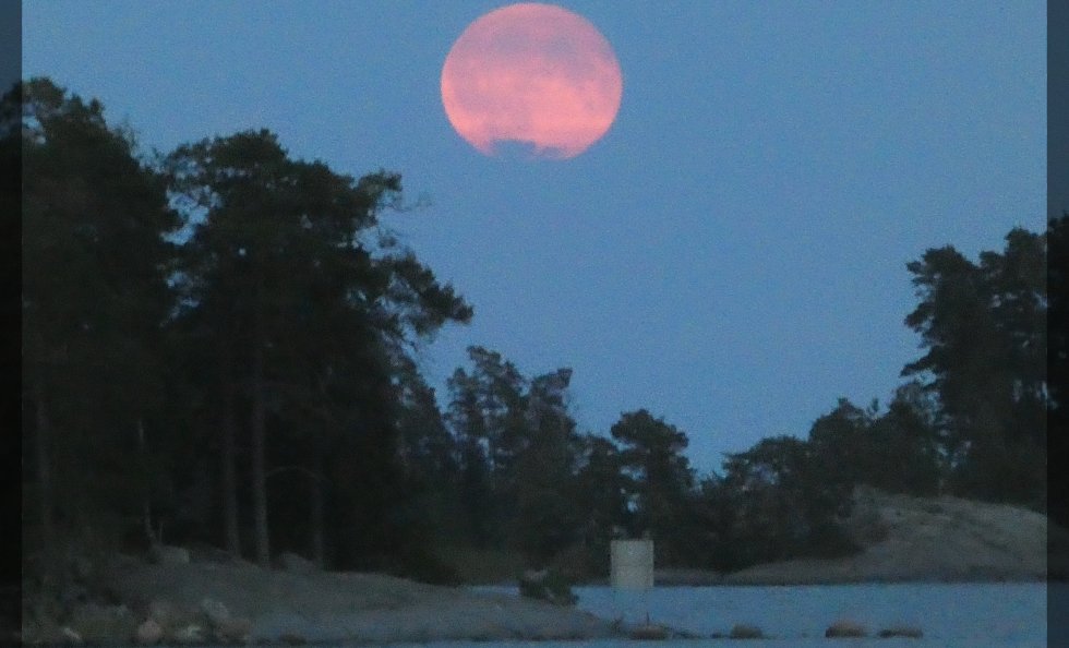 Lumoava kuu nousi Aurinkolahdesta zoomattuna vähän vaille 22. Katri Lehtonen.