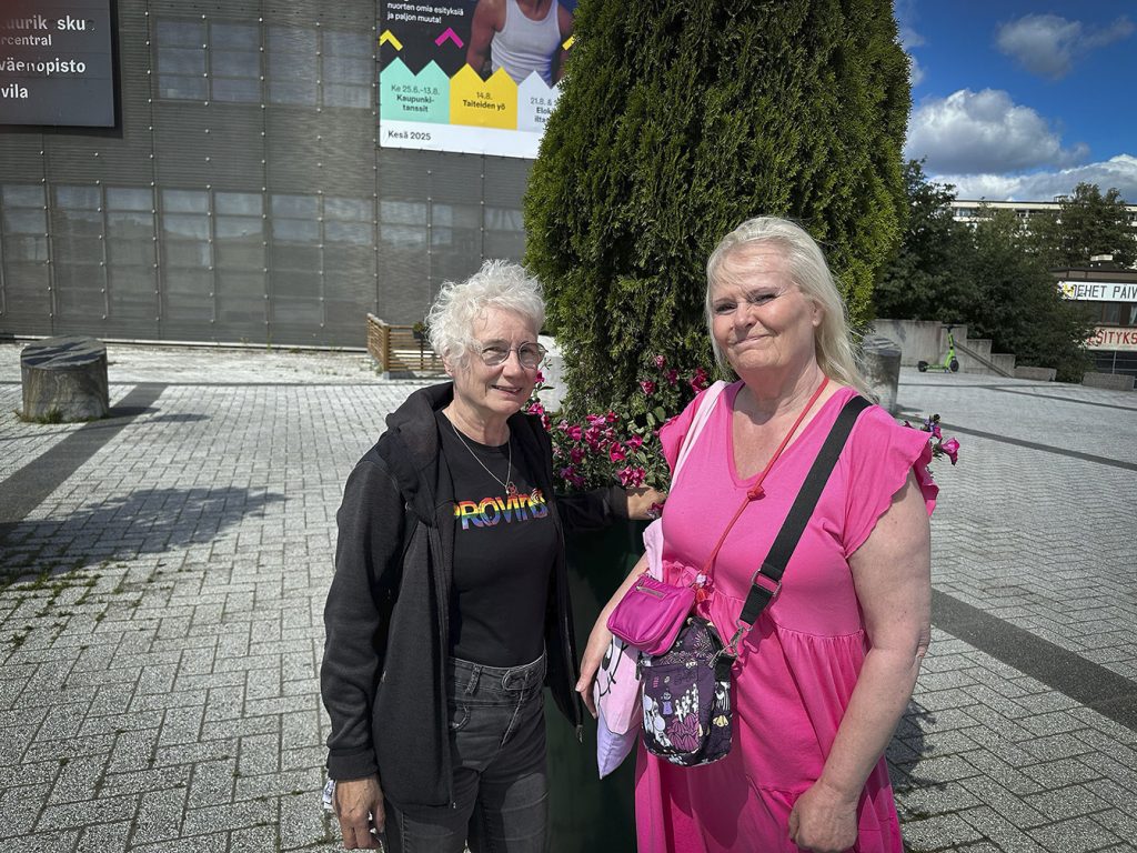 Kirjastomummo Kikka Manninen kuvassa (vas.) ja Mummun ja vaarin tuvan vapaaehtoinen Leila Sundberg saavat voimaa ja iloa vapaaehtoistyöstä.