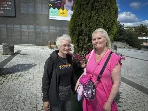 Kirjastomummo Kikka Manninen kuvassa (vas.) ja Mummun ja vaarin tuvan vapaaehtoinen Leila Sundberg saavat voimaa ja iloa vapaaehtoistyöstä.