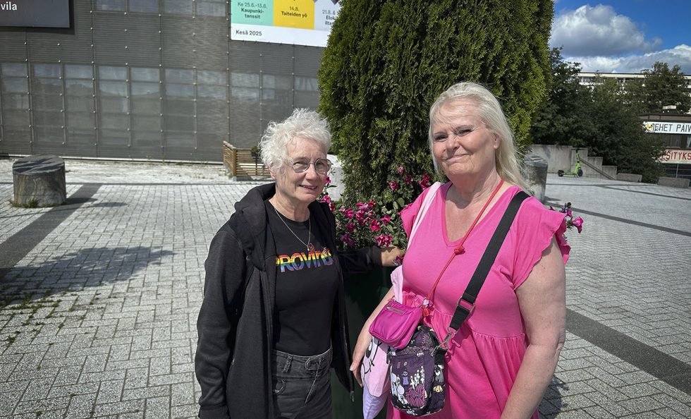 Kirjastomummo Kikka Manninen kuvassa (vas.) ja Mummun ja vaarin tuvan vapaaehtoinen Leila Sundberg saavat voimaa ja iloa vapaaehtoistyöstä.