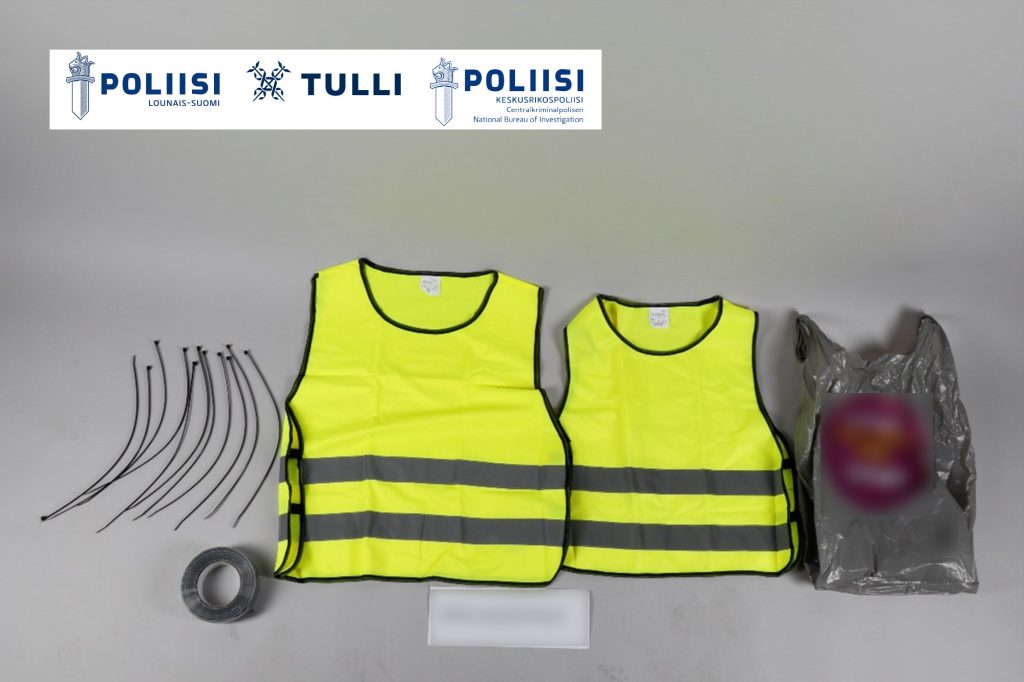 Epäillyiltä takavarikoituja varusteita.Kuvassa nippusiteitä, teippiä, huomioliivejä, muovipussi. Kuva: Tulli ja poliisi