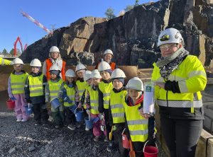 Päiväkoti Kurkimoision eskarilaisista kukin lapsi lapioi aikakapselin päälle hiekkaa vuorollaan.