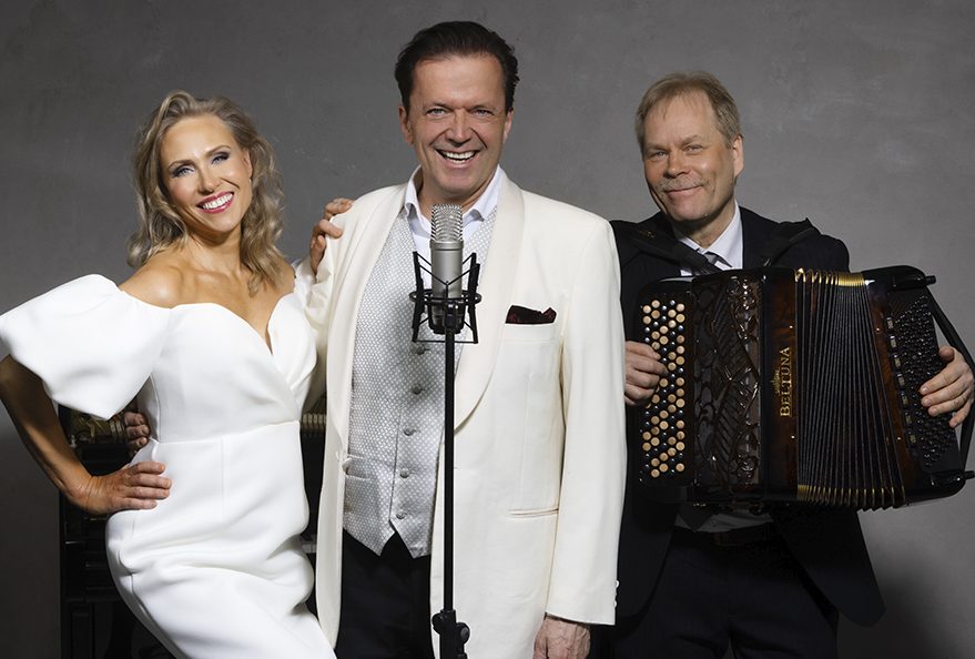 Kuvassa pianisti Anu Kosonen, tenori Jyrki Anttila ja harmonikkataiteilija Petri Ikkelä.
