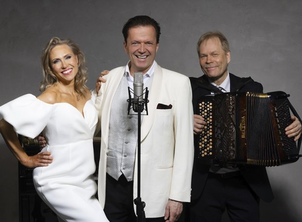 Kuvassa pianisti Anu Kosonen, tenori Jyrki Anttila ja harmonikkataiteilija Petri Ikkelä. 