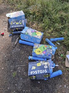 Kallahdenniemen metsässä oli melko surullinen näky, kun kankaalla lojui useita tyhjiä ilokaasupaketteja. Liekö paikalla ollut jotkut isommat bileet? Ilokaasun päihdekäyttö nuorten keskuudessa on yleistä, kannattaa jutella omille nuorille sen terveysvaaroista. Nimimerkki Teinin isä