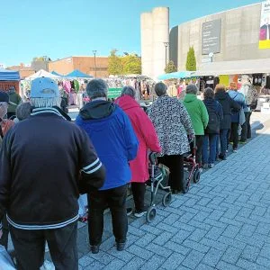 Marja- ja sienimyyjän pöydillä riitti jonoa.