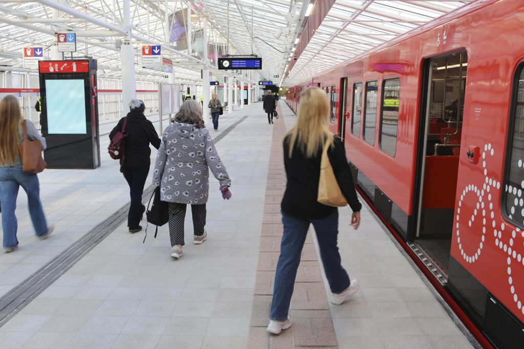 Kuukausien tauko Vuosaaren metroliikenteessä päättyi maanantaiaamuna 29.9. Aikataulussaan valmistuneessa remontissa korjattiin Vuosaaren metrosiltaa sekä Rastilan ja Vuosaaren metroasemia.