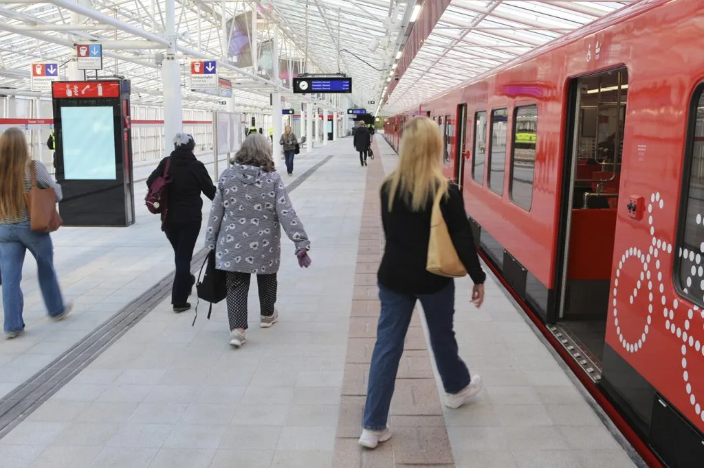 Kuukausien tauko Vuosaaren metroliikenteessä päättyi maanantaiaamuna 29.9. Aikataulussaan valmistuneessa remontissa korjattiin Vuosaaren metrosiltaa sekä Rastilan ja Vuosaaren metroasemia.