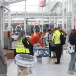 Vuosaaren metroasemalla tarjoiltiin matkaajille maanantaiaamuna pullakahvia ja heijastimia.