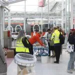Vuosaaren metroasemalla tarjoiltiin matkaajille maanantaiaamuna pullakahvia ja heijastimia.