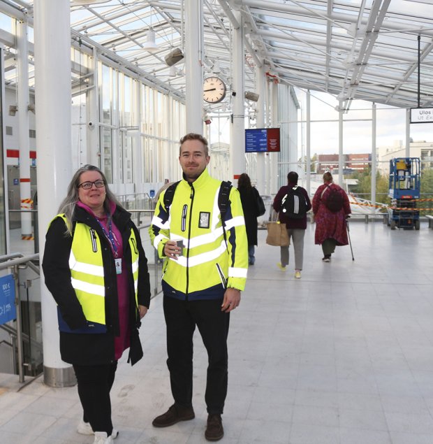 Projektipäälliköt Maarit Aro ja Tuomas Vilhomaa seurasivat maanantaiaamuna 29.9. tyytyväisinä liikenteen sujuvuutta Vuosaaren metroasemalla.