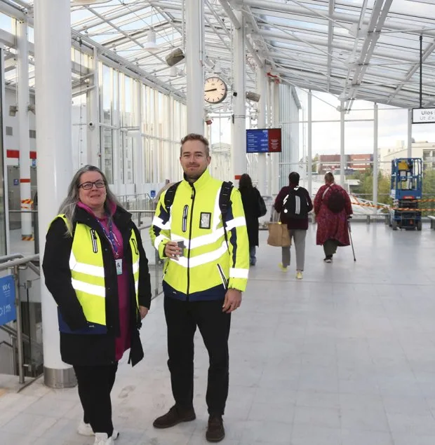 Projektipäälliköt Maarit Aro ja Tuomas Vilhomaa seurasivat maanantaiaamuna 29.9. tyytyväisinä liikenteen sujuvuutta Vuosaaren metroasemalla.