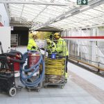 Molemmilla Vuosaaren metroasemilla tehdään vielä töitä. Ne eivät kuitenkaan haittaa matkustajia eivätkä liikennöintiä.