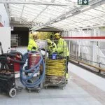 Molemmilla Vuosaaren metroasemilla tehdään vielä töitä. Ne eivät kuitenkaan haittaa matkustajia eivätkä liikennöintiä.