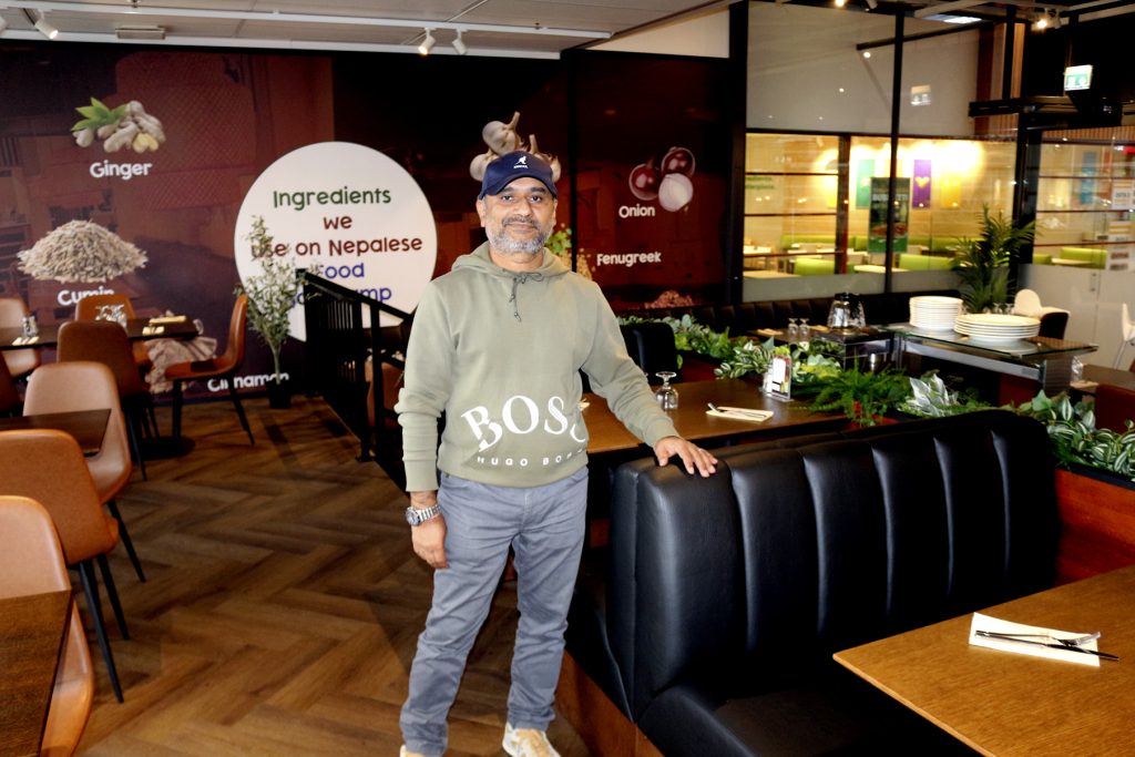 Viihtyisästi sisustettu nepalilainen ravintola Basecamp sijaitsee Kauppakeskus Columbuksen keskusaukion vieressä. Kuvassa ravintoloitsija Jyoti Prakash Kharel.