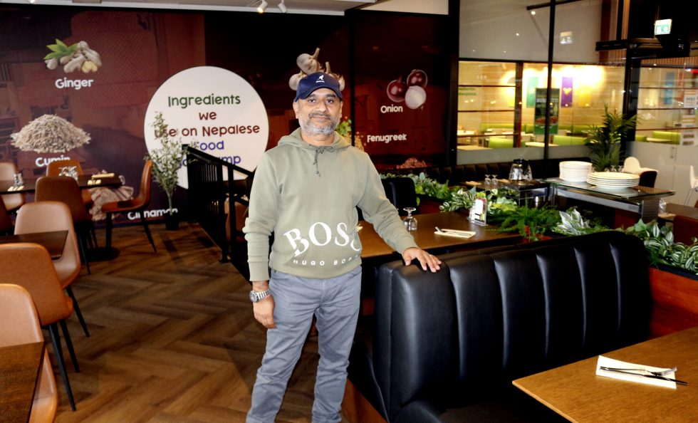 Viihtyisästi sisustettu nepalilainen ravintola Basecamp sijaitsee Kauppakeskus Columbuksen keskusaukion vieressä. Kuvassa ravintoloitsija Jyoti Prakash Kharel.