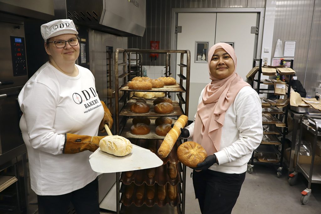 Katja Ferm (vas.) ja Jamarlizah Hyvärinen leipiä paistamassa.