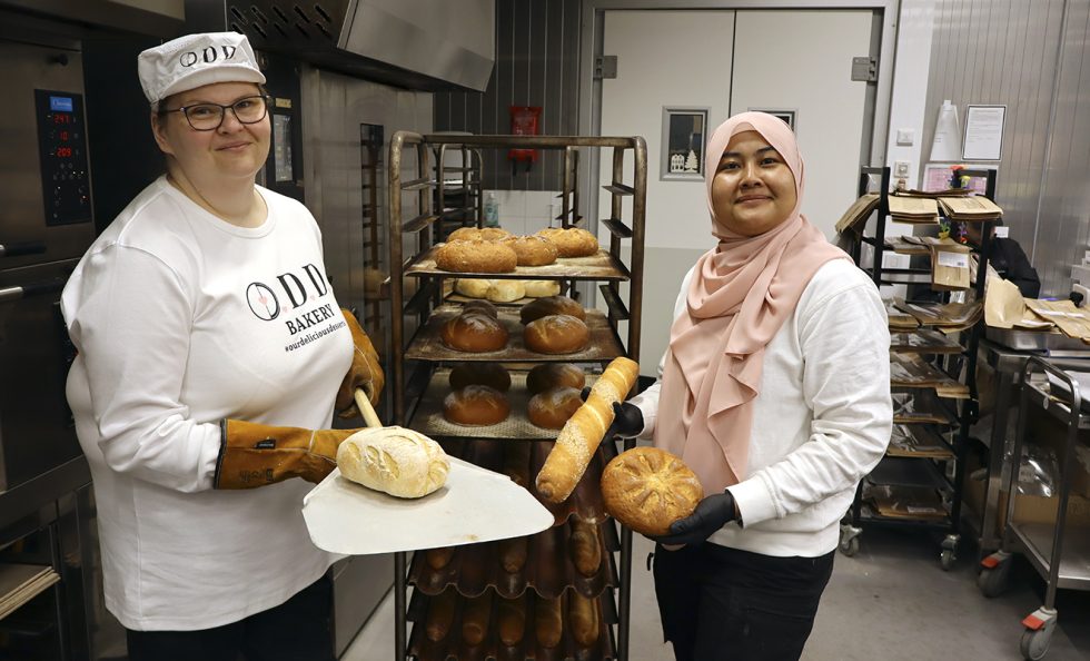 Katja Ferm (vas.) ja Jamarlizah Hyvärinen leipiä paistamassa.