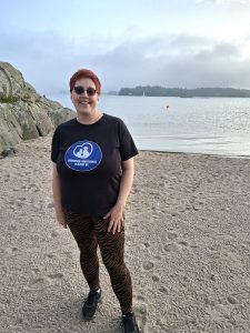 54-vuotias Outi Alaja on asunut Vuosaaressa kaksi vuotta. Kuvassa hän on Vuosaaren mielipaikassaan Aurinkolahden rannalla.