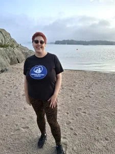 54-vuotias Outi Alaja on asunut Vuosaaressa kaksi vuotta. Kuvassa hän on Vuosaaren mielipaikassaan Aurinkolahden rannalla.