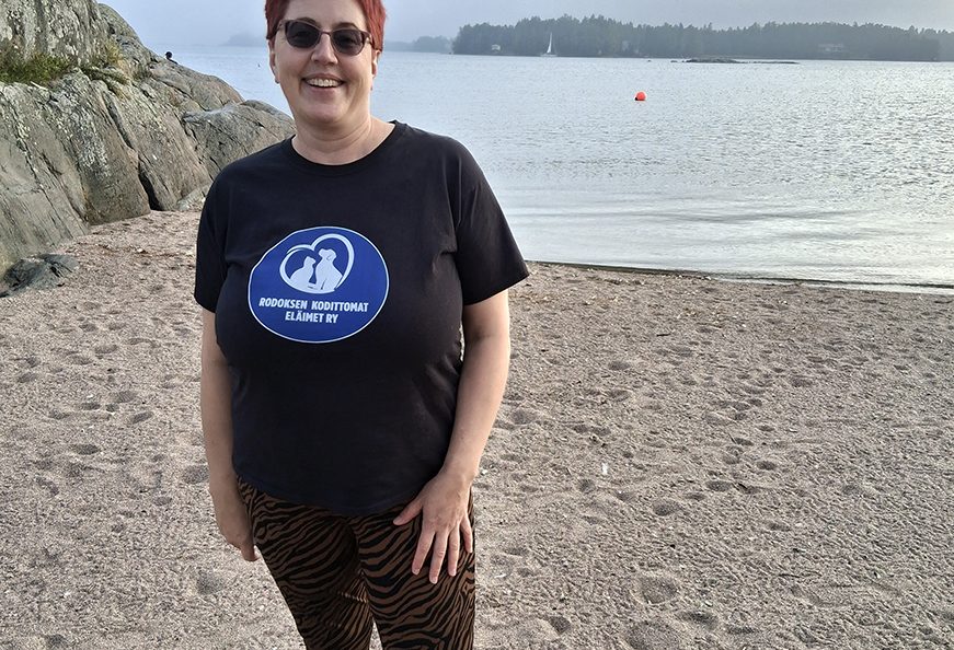 54-vuotias Outi Alaja on asunut Vuosaaressa kaksi vuotta. Kuvassa hän on Vuosaaren mielipaikassaan Aurinkolahden rannalla.