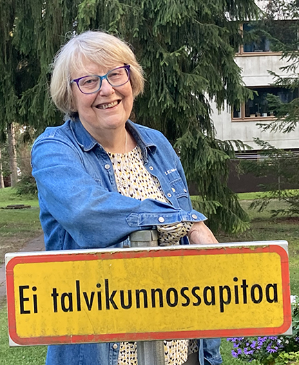 Toimittaja Päivi Istala haastattelee Vuotalon HopeaCine-näytöksissä elokuvan tekijöitä. Kuva: Jukka Mattila