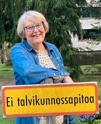 Toimittaja Päivi Istala haastattelee Vuotalon HopeaCine-näytöksissä elokuvan tekijöitä. Kuva: Jukka Mattila