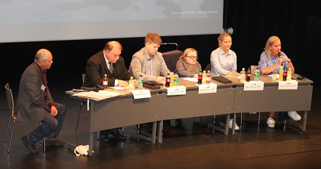 Illan yhteydessä järjestettiin vuosaarelaisten valtuutettujen ja päättäjien paneeli. Kuvassa vasemmalta tilaisuuden juontanut Pertti Tossavainen, Toni Paussu, Ville Jalovaara, Maija Karhunen, Maria Nyqvist ja Maarit Vierunen.