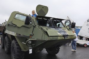 Puoltusvoimien kalustoa esiteltiin Vuosaaren Satamapäivässä.