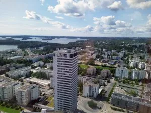 Vuosaaren korkeimmasta tornitalosta Atlaksesta (korkeutta 120 metriä) aukeaa näin komea maisema Kallahden suuntaan. Edessä näkyy Atlasta matalammaksi jäävä tornitalo Cirrus (korkeutta 87,5 metriä). Kuva: Risto Vuoripalo