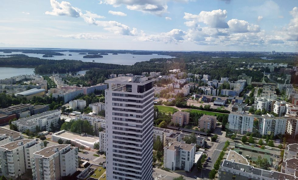 Vuosaaren korkeimmasta tornitalosta Atlaksesta (korkeutta 120 metriä) aukeaa näin komea maisema Kallahden suuntaan. Edessä näkyy Atlasta matalammaksi jäävä tornitalo Cirrus (korkeutta 87,5 metriä). Kuva: Risto Vuoripalo