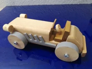 Kuvassa Heimo Konttilan tekemä puuauto.