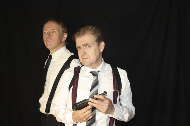 Teatteri Ihme tuo Harold Pinterin klassikkonäytelmän Ruokahissi Vuotalon ja Gabrotalon näytöksiin.