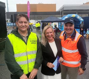 Vuosaaren Satamapäivän ja Visit Vuosaari Weekendin tapahtumajärjestäjä Pekka Pirkkala (vasemmalla), kaupungin tervehdyksen tilaisuuteen tuonut apulaispormestari Maarit Vierunen ja Helsingin Sataman rahtiliiketoimintajohtaja Vesa Marttinen. – Hienoa, ettei sateinen sää sittenkään karkoittanut yleisöä, iloitsi Pekka Pirkkala menoja seuratessaan. – Mahtavaa on ollut todeta, miten innokkaasti sataman eri toimijat ja vuosaarelaiset ovat olleet tapahtumassa mukana. Tällaista yhteistyötä en ole nähnyt missään muissa satamissa sen paremmin koti- kuin ulkomaillakaan, Vesa Marttinen puolestaan totesi tyytyväisenä.