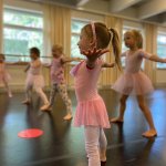 Aava, 4, aloitti esibaletin – tanssi tukee lapsen kasvua jo varhain