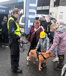 Myös Tullin toiminta kiinnosti Satamapäivän kävijöitä. Varsinkin tullikoira Sissillä riitti ihailijoita ja rapsuttelijoita. Sissillä on ikää 6,5 vuotta, ja se siirtyy muutaman vuoden sisällä eläkepäivien viettoon isäntänsä tullitarkastaja Tatu Toimelan hoiviin.